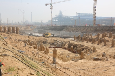 宽厚板工程迎来关键节点 厂房钢结构施工全面展开